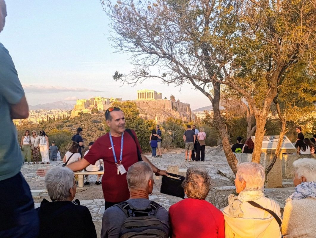 Acropoli di Atene al tramonto con luce dorata